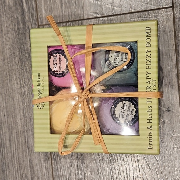 NWT Ginger lily farms Botanicals 4 count Fruit & Herb Fizzy Bath Bombs gift set - Picture 1 of 5